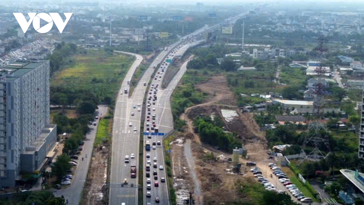 tp.hcm cua ngo dong duc, san bay dan tang nhiet trong ngay dau nghi le hinh anh 2