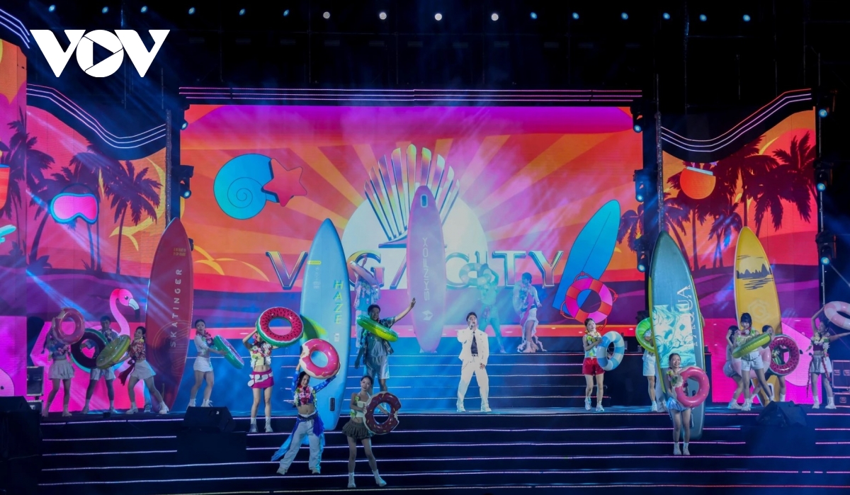 Dem nghe thuat cham ban sac ket tinh hoa ben vinh nha trang hinh anh 1