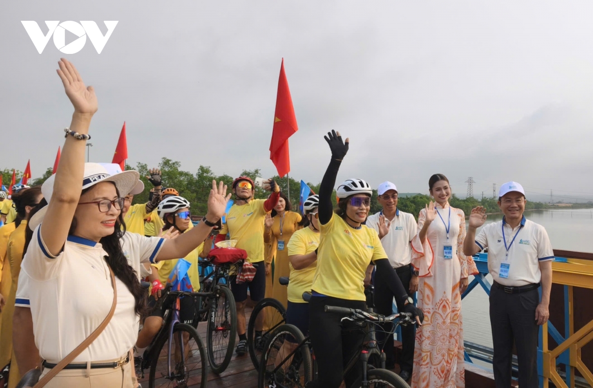 hon 1.000 nguoi tham gia ngay hoi dap xe vi hoa binh tai quang tri hinh anh 7