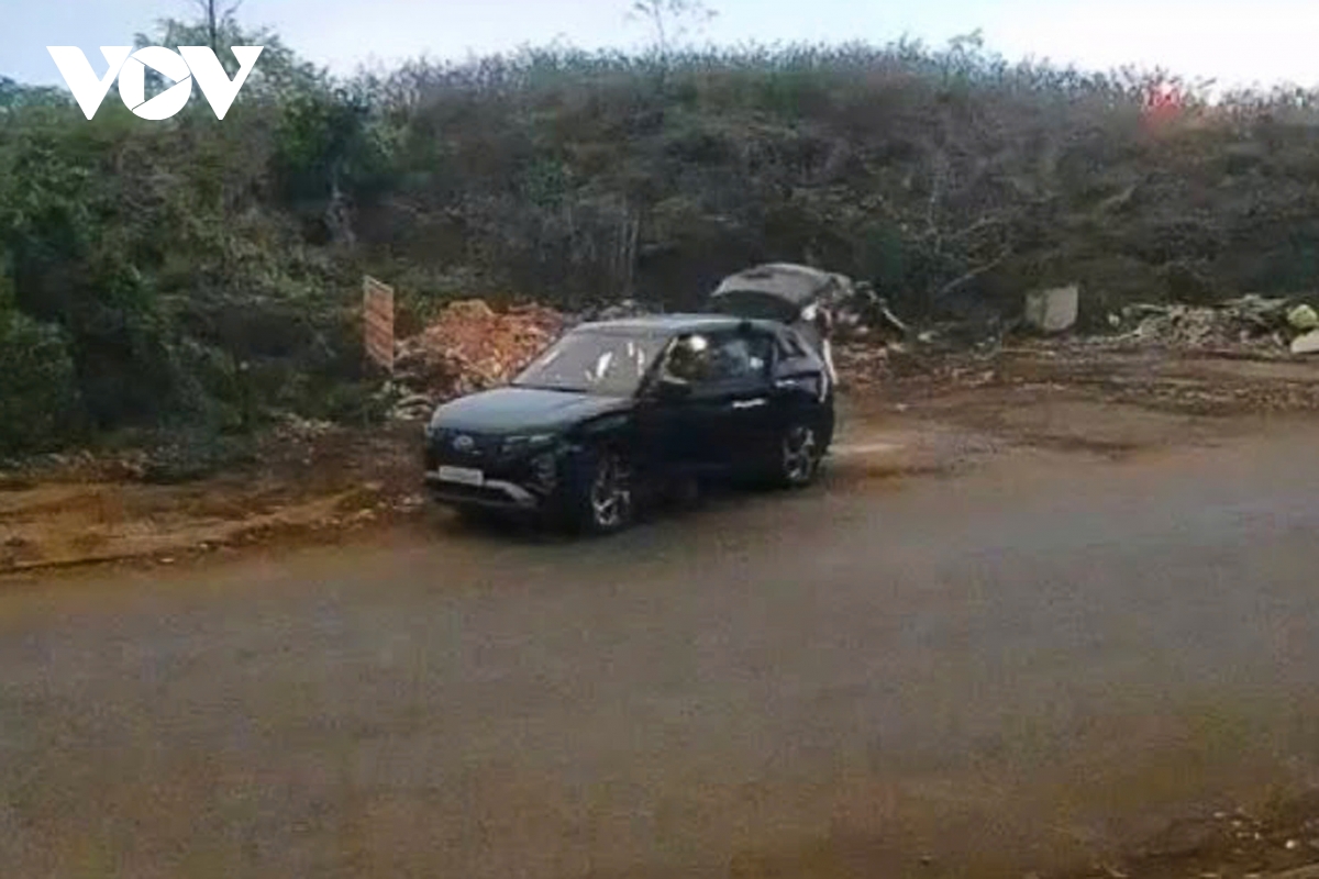 dung o to cho rac di do trom, nam thanh nien bi phat 1,5 trieu, buoc don sach rac hinh anh 2