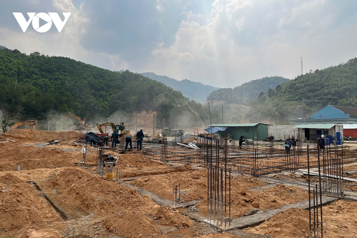 bo doi Da nang vuot nang xay truong hoc vung bien gioi hinh anh 4