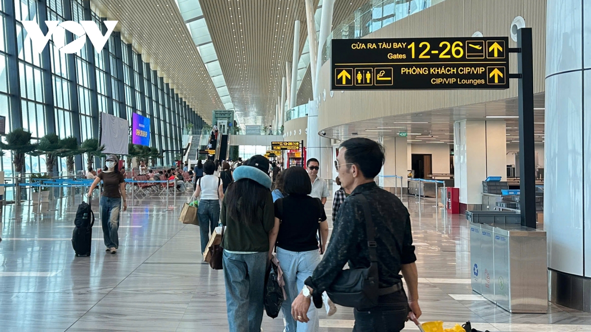 tp.hcm cua ngo dong duc, san bay dan tang nhiet trong ngay dau nghi le hinh anh 7