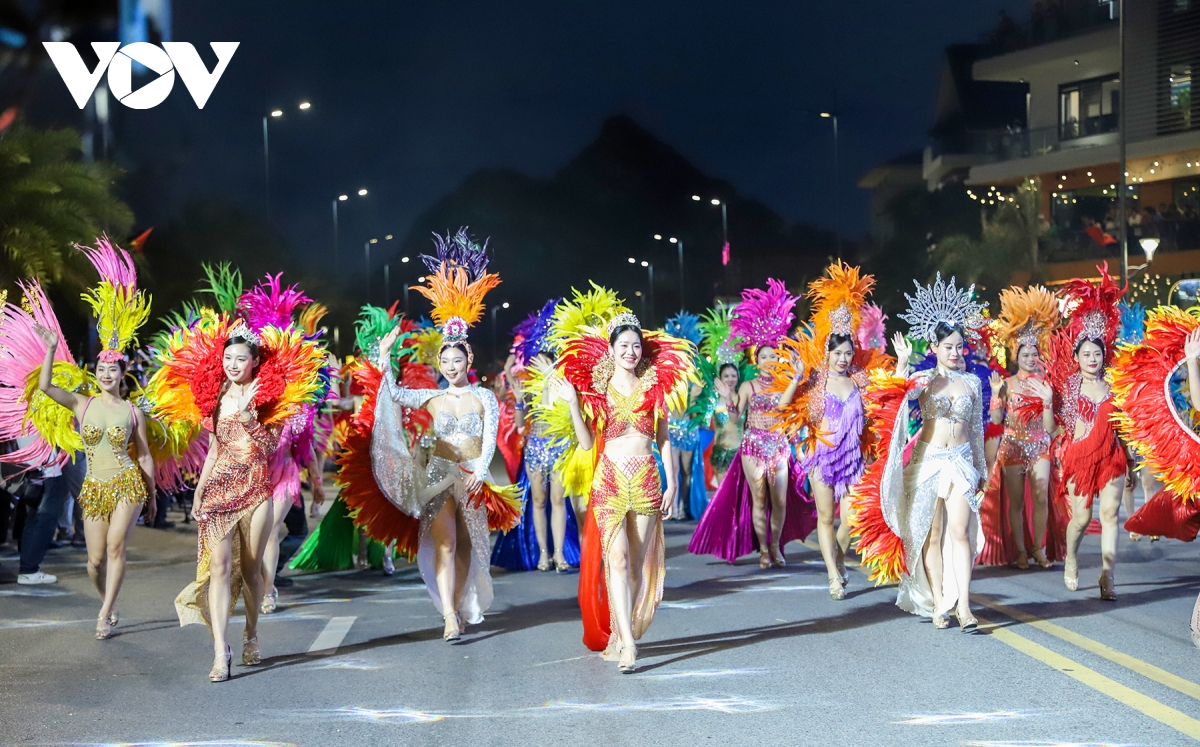 Dem hoi carnaval ha long 80 nghin khan gia mo man mua du lich he quang ninh hinh anh 10