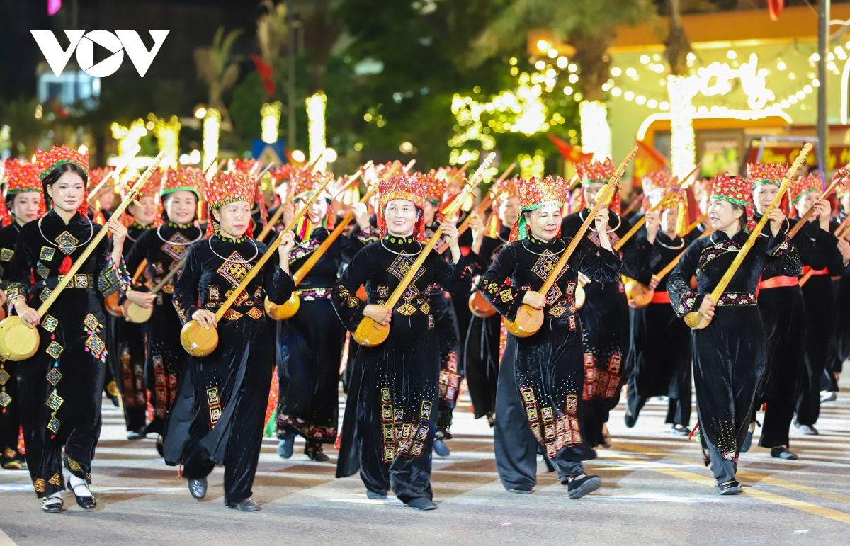 Dem hoi carnaval ha long 80 nghin khan gia mo man mua du lich he quang ninh hinh anh 11