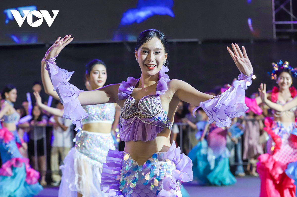 Dem hoi carnaval ha long 80 nghin khan gia mo man mua du lich he quang ninh hinh anh 12