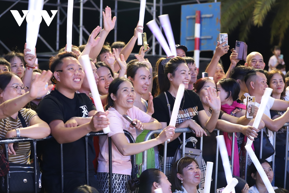 Dem hoi carnaval ha long 80 nghin khan gia mo man mua du lich he quang ninh hinh anh 14