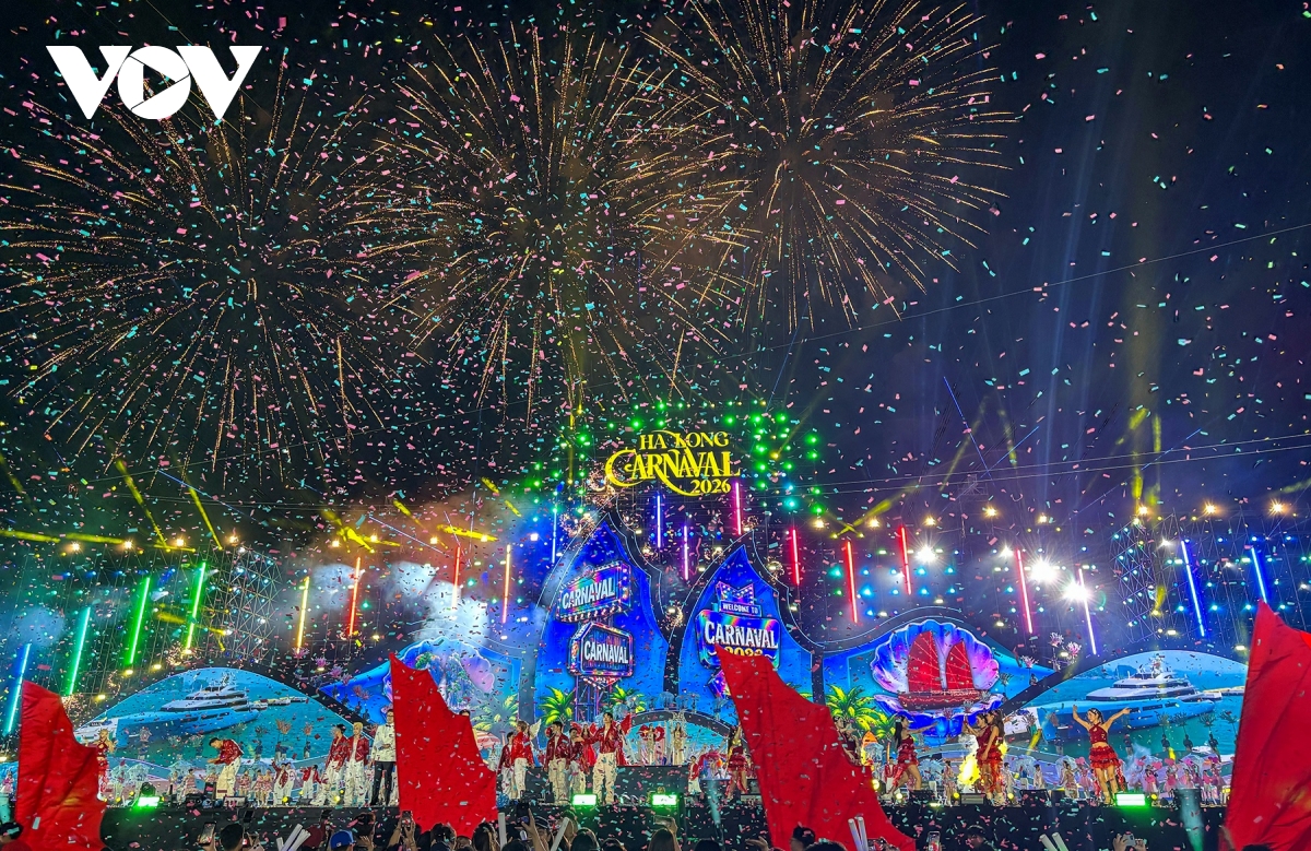 Dem hoi carnaval ha long 80 nghin khan gia mo man mua du lich he quang ninh hinh anh 1