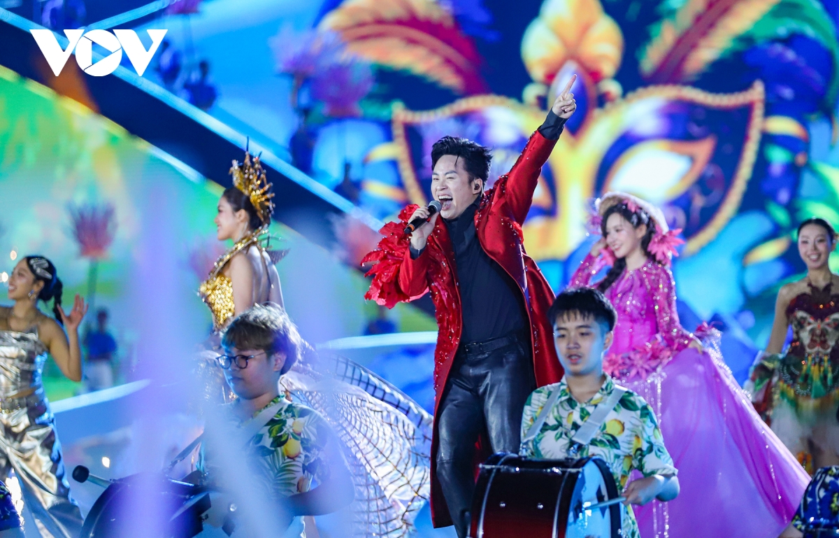 Dem hoi carnaval ha long 80 nghin khan gia mo man mua du lich he quang ninh hinh anh 2