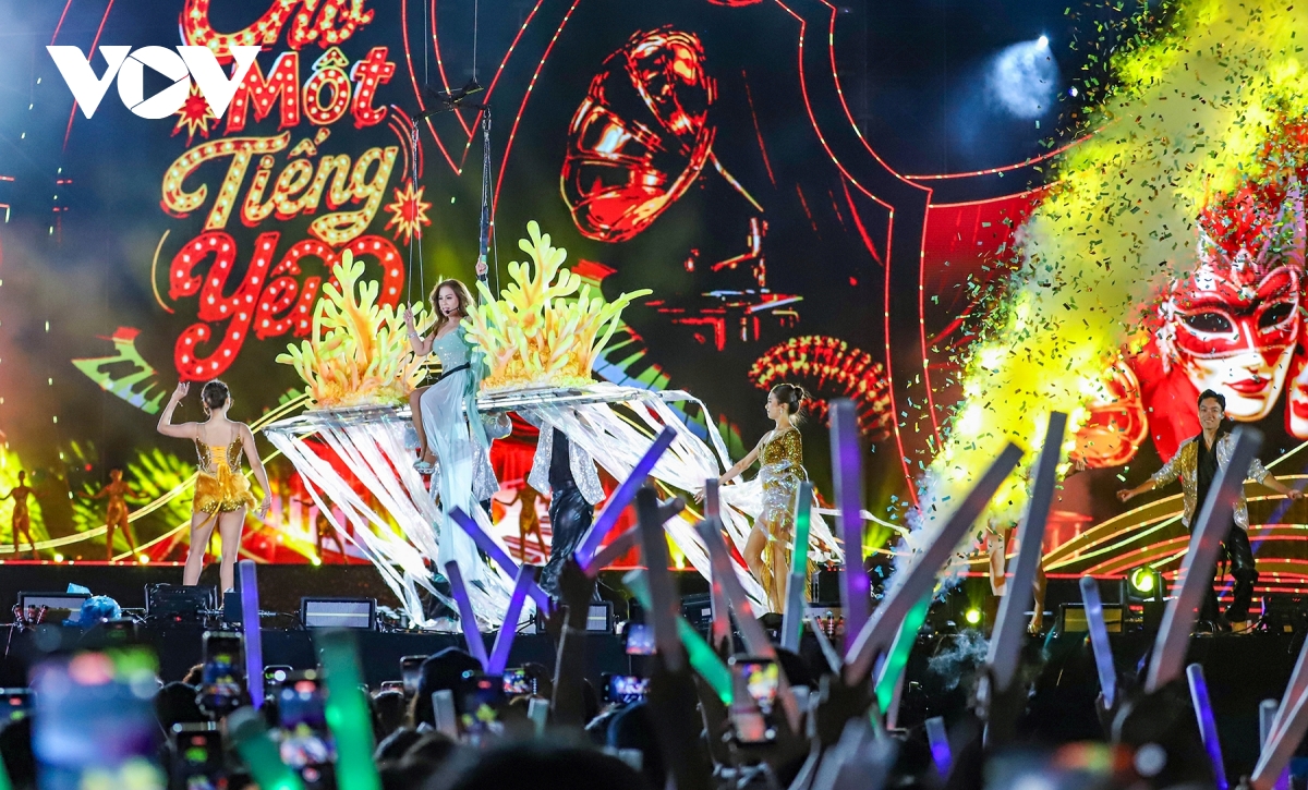 Dem hoi carnaval ha long 80 nghin khan gia mo man mua du lich he quang ninh hinh anh 4