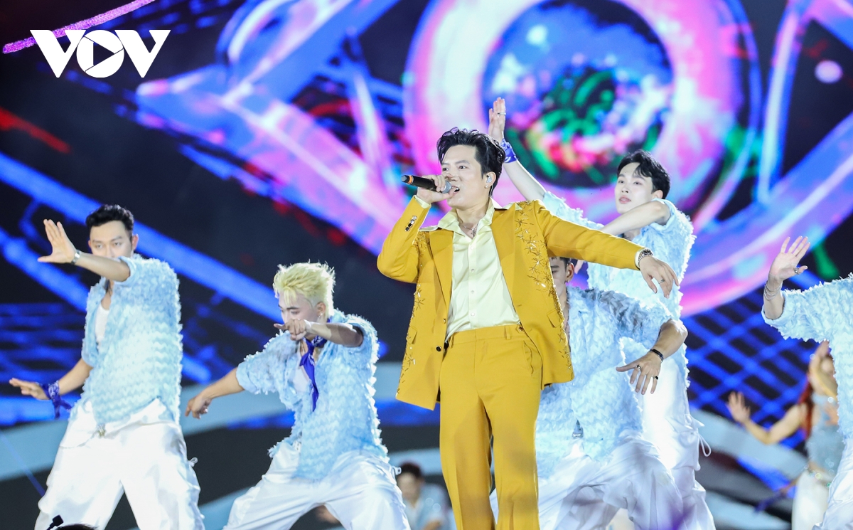 Dem hoi carnaval ha long 80 nghin khan gia mo man mua du lich he quang ninh hinh anh 5