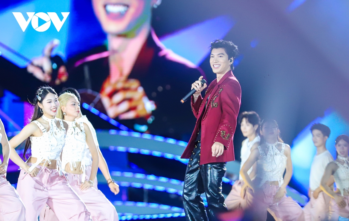 Dem hoi carnaval ha long 80 nghin khan gia mo man mua du lich he quang ninh hinh anh 6