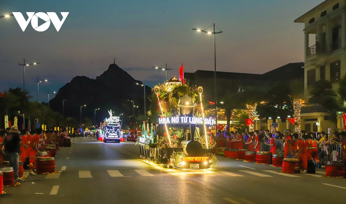 Dem hoi carnaval ha long 80 nghin khan gia mo man mua du lich he quang ninh hinh anh 9