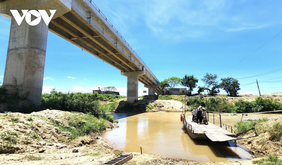 Dak lak chuyen 30.000m3 dat thai sang dap duong len cau de som khai thac hinh anh 1