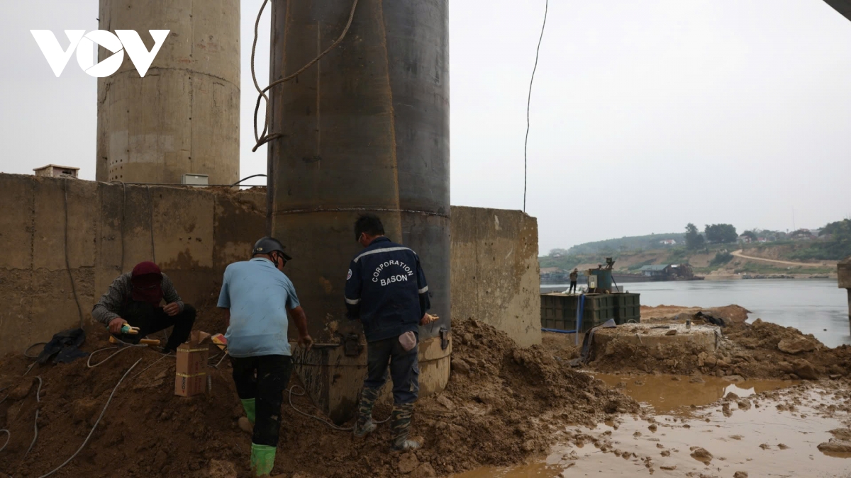 tap trung may moc sua chua tru cau song lo phu tho sau su co tro loi thep hinh anh 12