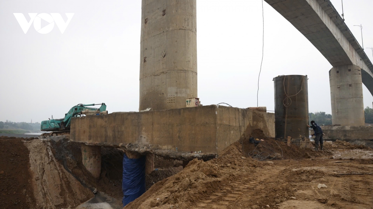 tap trung may moc sua chua tru cau song lo phu tho sau su co tro loi thep hinh anh 3