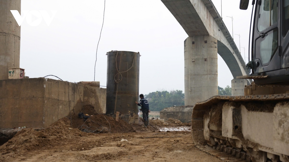 tap trung may moc sua chua tru cau song lo phu tho sau su co tro loi thep hinh anh 15