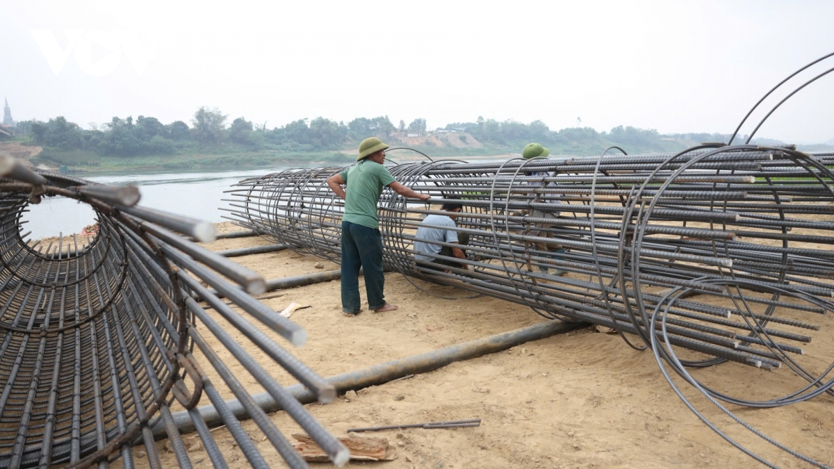 tap trung may moc sua chua tru cau song lo phu tho sau su co tro loi thep hinh anh 10