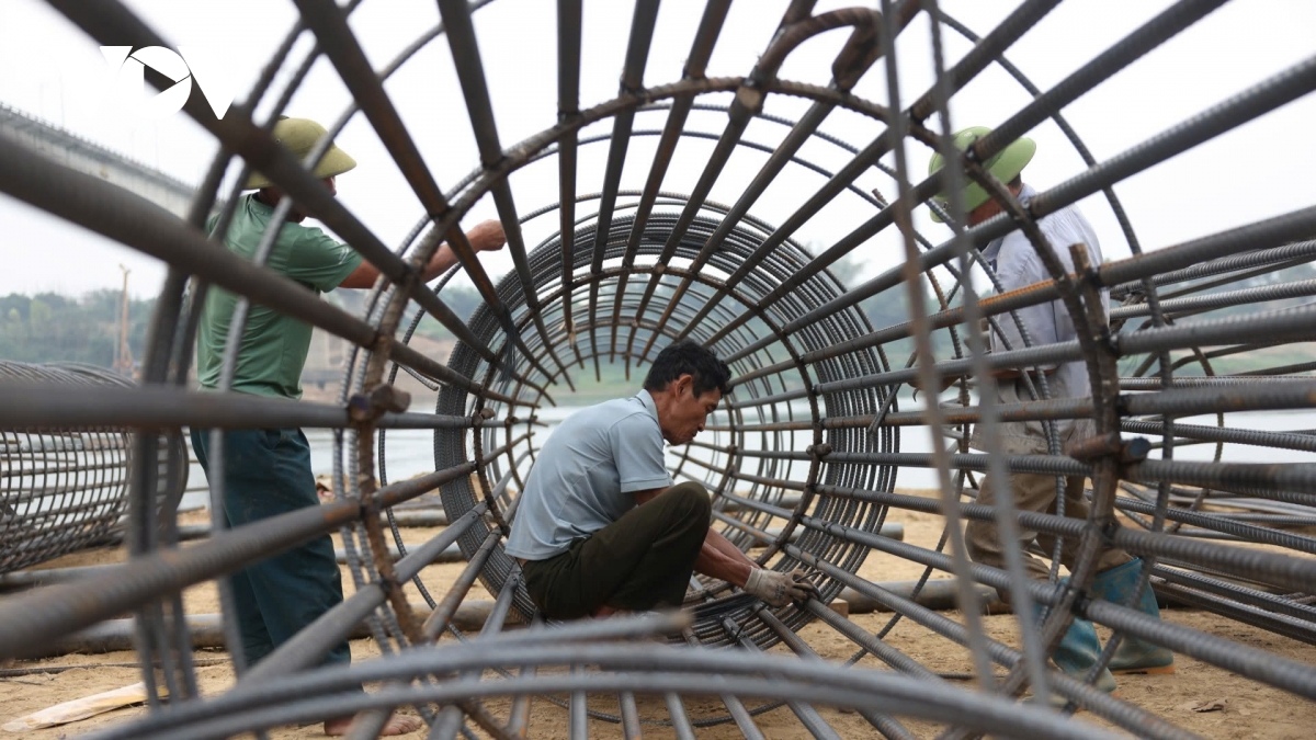 tap trung may moc sua chua tru cau song lo phu tho sau su co tro loi thep hinh anh 8