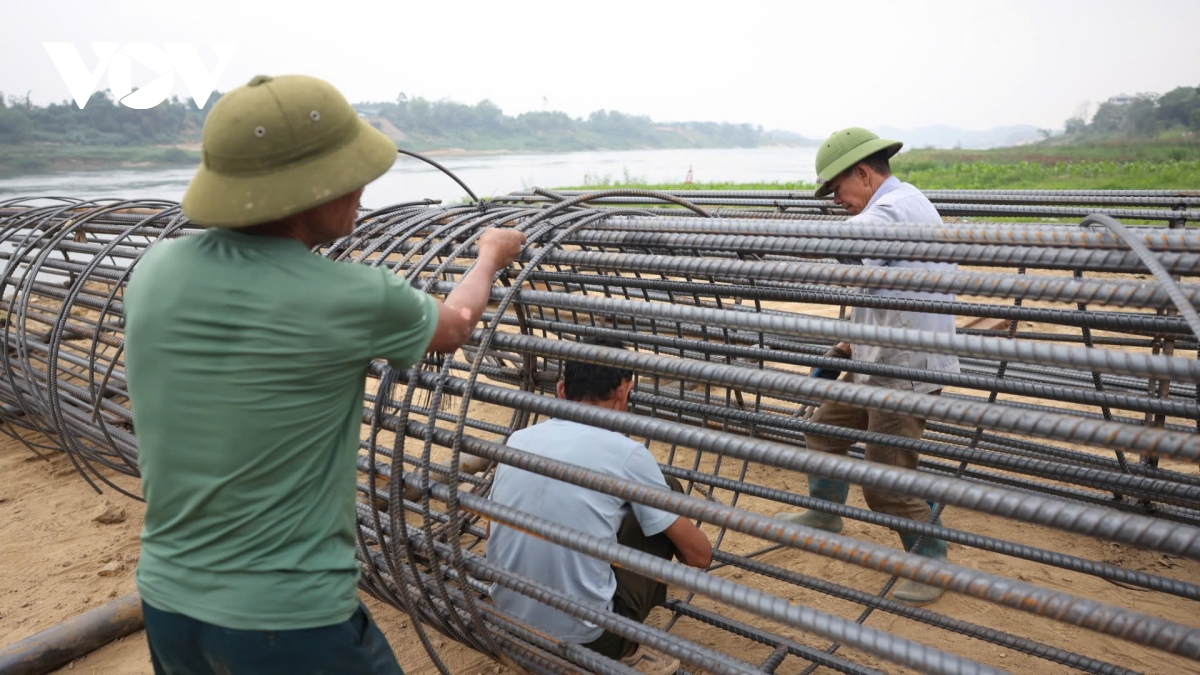 tap trung may moc sua chua tru cau song lo phu tho sau su co tro loi thep hinh anh 7