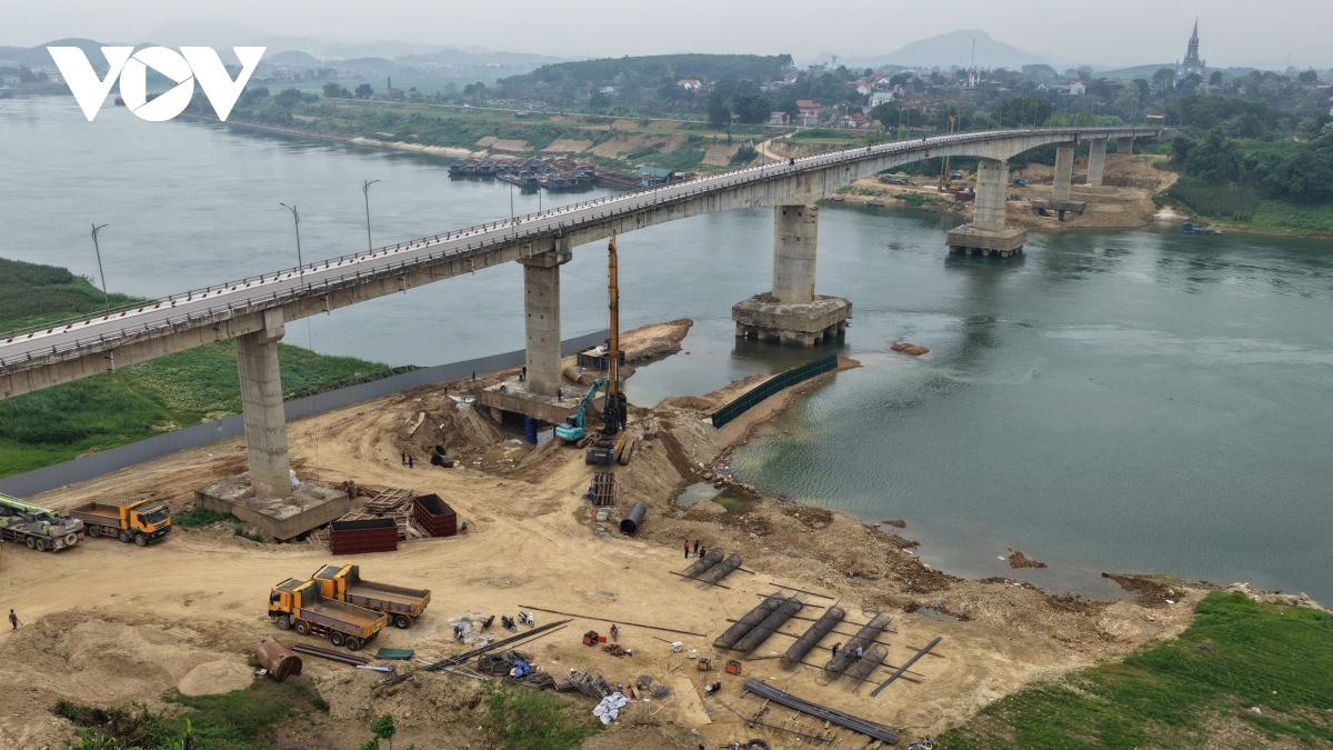 tap trung may moc sua chua tru cau song lo phu tho sau su co tro loi thep hinh anh 1