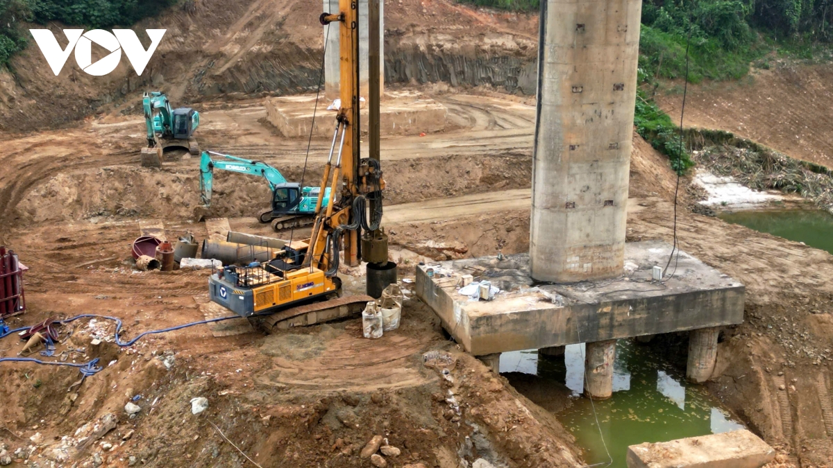 tap trung may moc sua chua tru cau song lo phu tho sau su co tro loi thep hinh anh 14