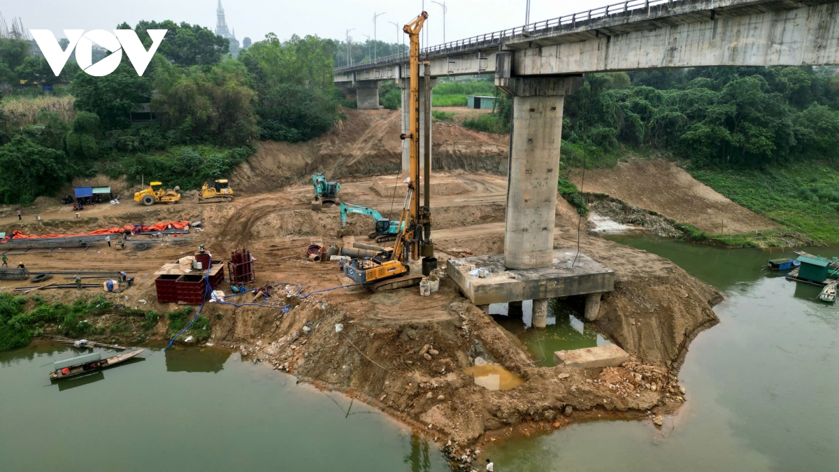 tap trung may moc sua chua tru cau song lo phu tho sau su co tro loi thep hinh anh 4