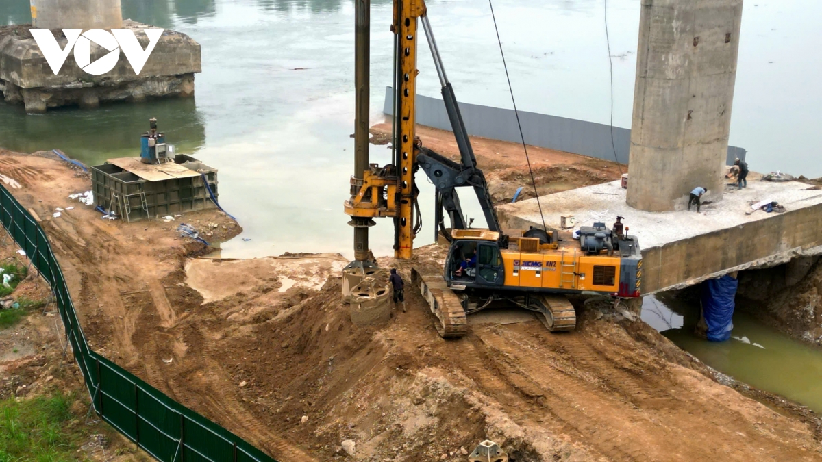 tap trung may moc sua chua tru cau song lo phu tho sau su co tro loi thep hinh anh 5