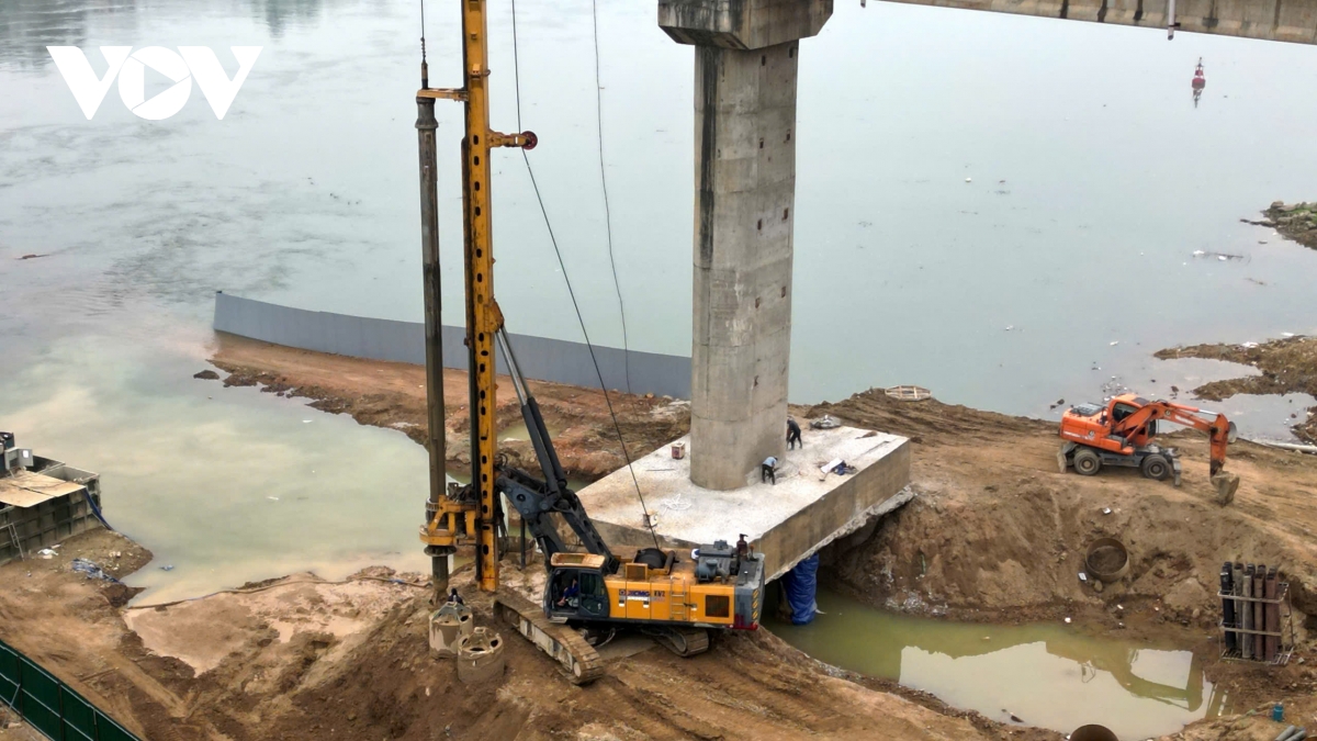 tap trung may moc sua chua tru cau song lo phu tho sau su co tro loi thep hinh anh 6