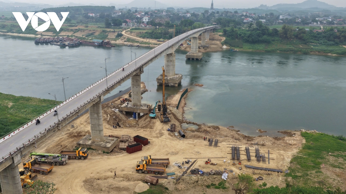 tap trung may moc sua chua tru cau song lo phu tho sau su co tro loi thep hinh anh 16