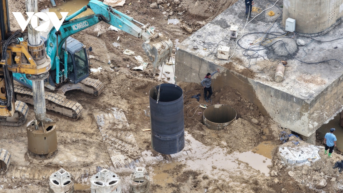 tap trung may moc sua chua tru cau song lo phu tho sau su co tro loi thep hinh anh 2