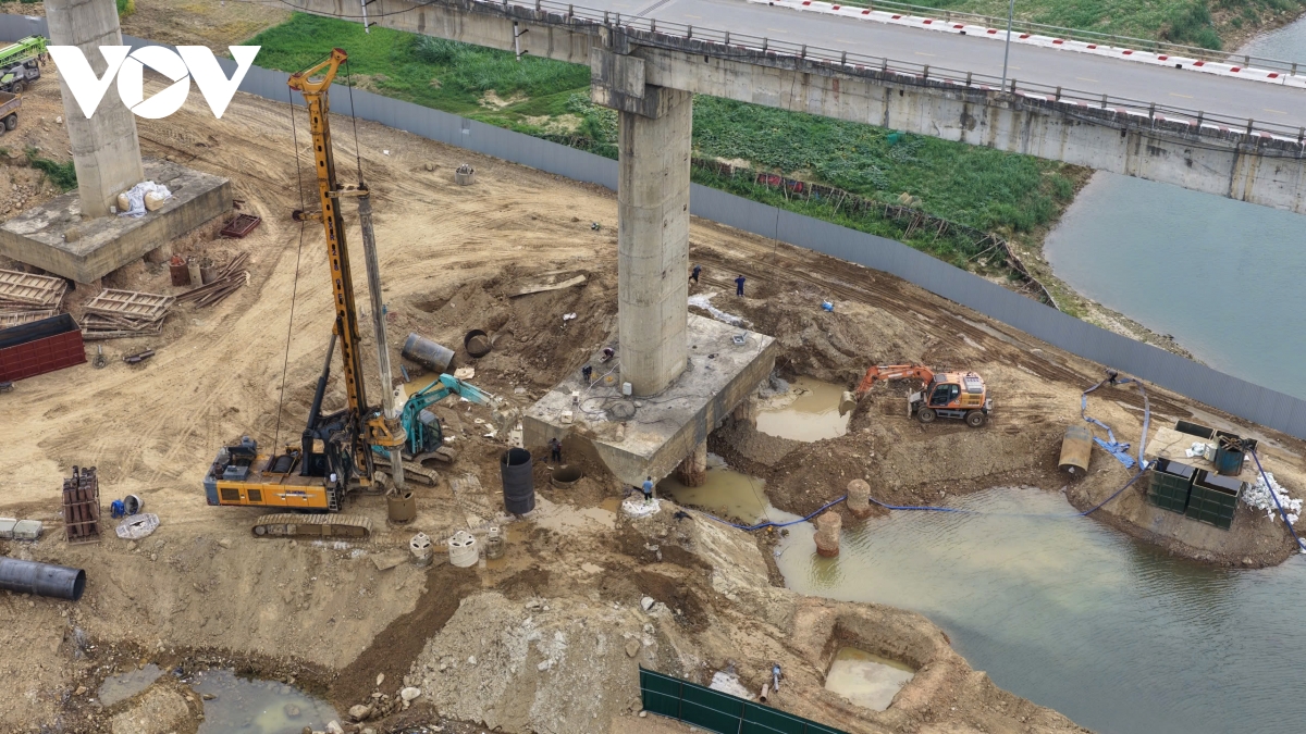 tap trung may moc sua chua tru cau song lo phu tho sau su co tro loi thep hinh anh 13