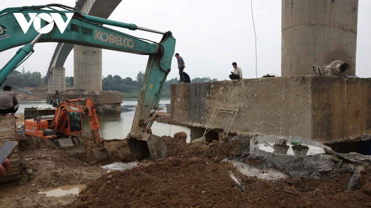 tap trung may moc sua chua tru cau song lo phu tho sau su co tro loi thep hinh anh 11