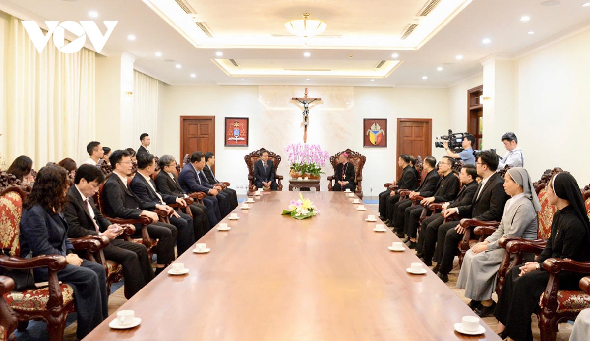 top legislator extends easter greetings to catholic community in hanoi picture 2