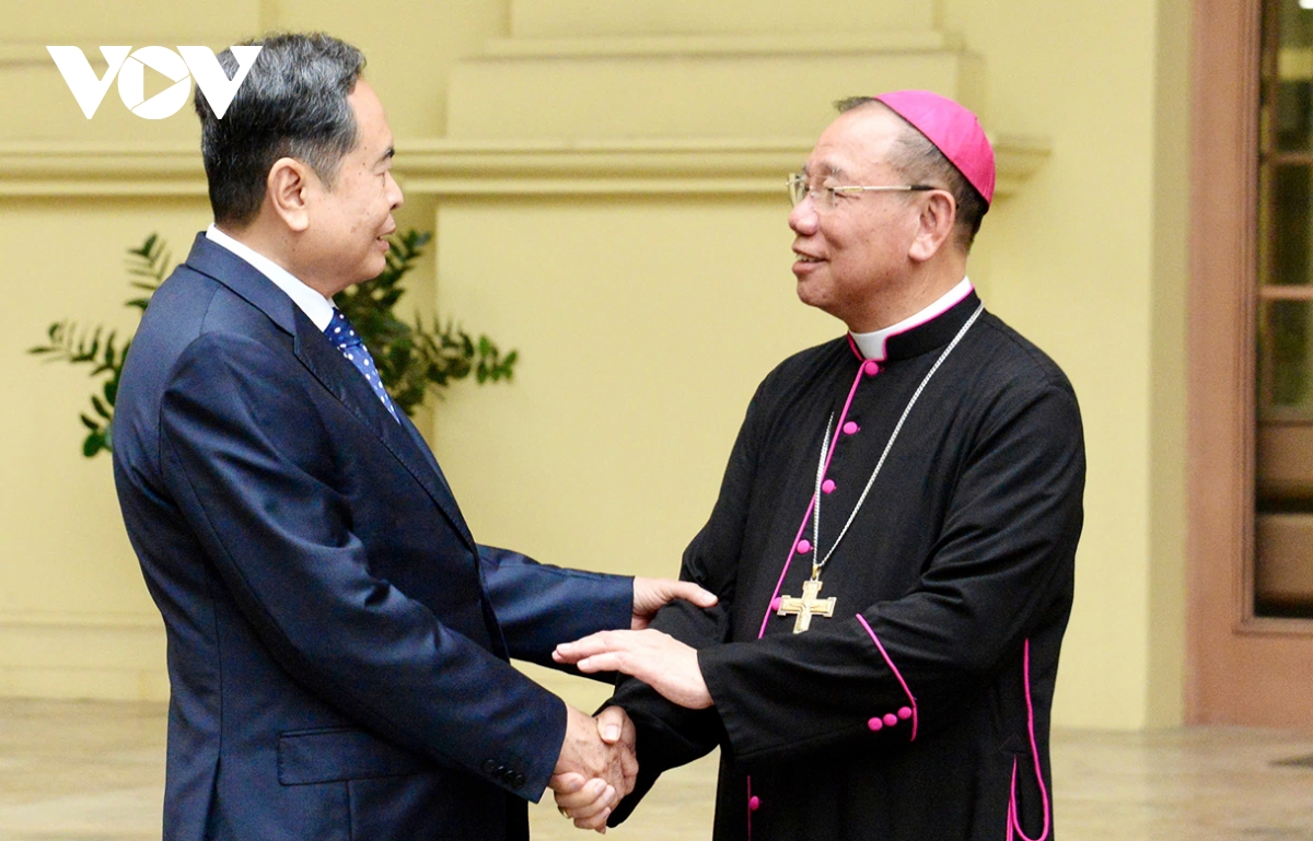 top legislator extends easter greetings to catholic community in hanoi picture 1