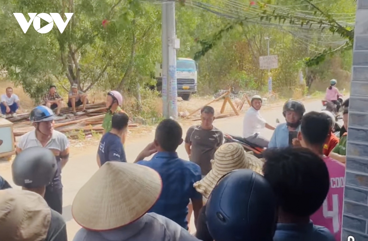 nguoi dan tp.hcm dung rao chan loi ra vao bai rac hinh anh 1