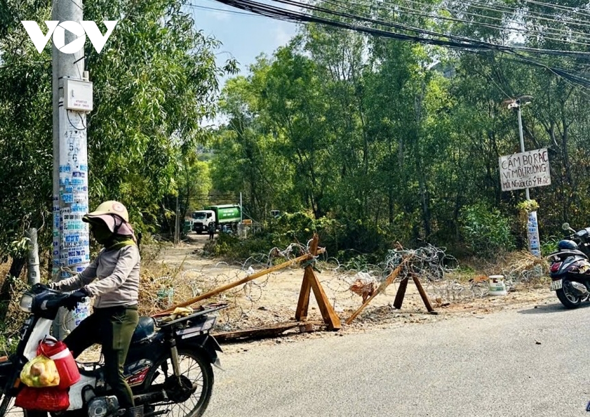 Người dân TP.HCM dựng rào chặn lối ra vào bãi rác