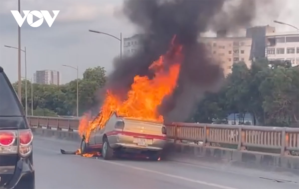 O to boc chay du doi o vanh dai 3 tren cao, giao thong un u hinh anh 1