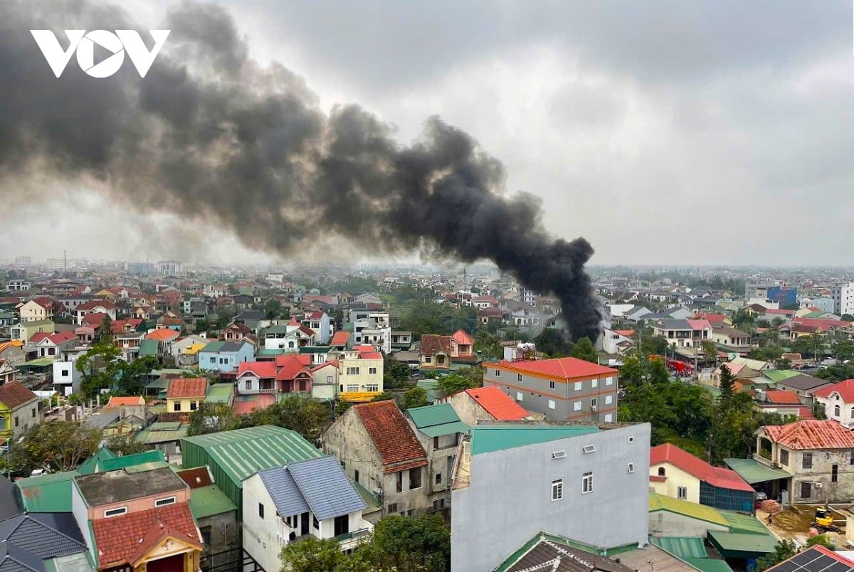 chay cua hang sua xe may o nghe an, cot khoi den boc cao hang chuc met hinh anh 1