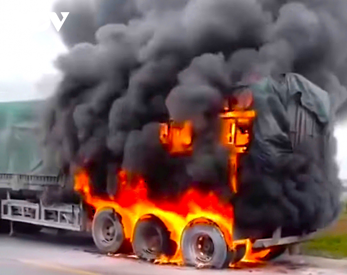 xe dau keo boc chay du doi tren duong ven bien nghe an hinh anh 1