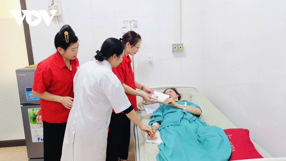 chuyen ve nu cong nhan cuu nguoi trong dong loc hinh anh 2