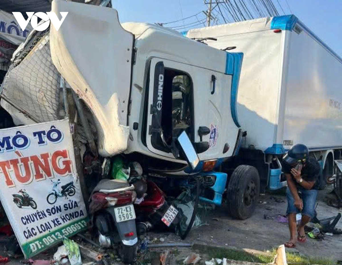 Cà Mau: Xe tải gặp sự cố cabin, gây tai nạn liên hoàn