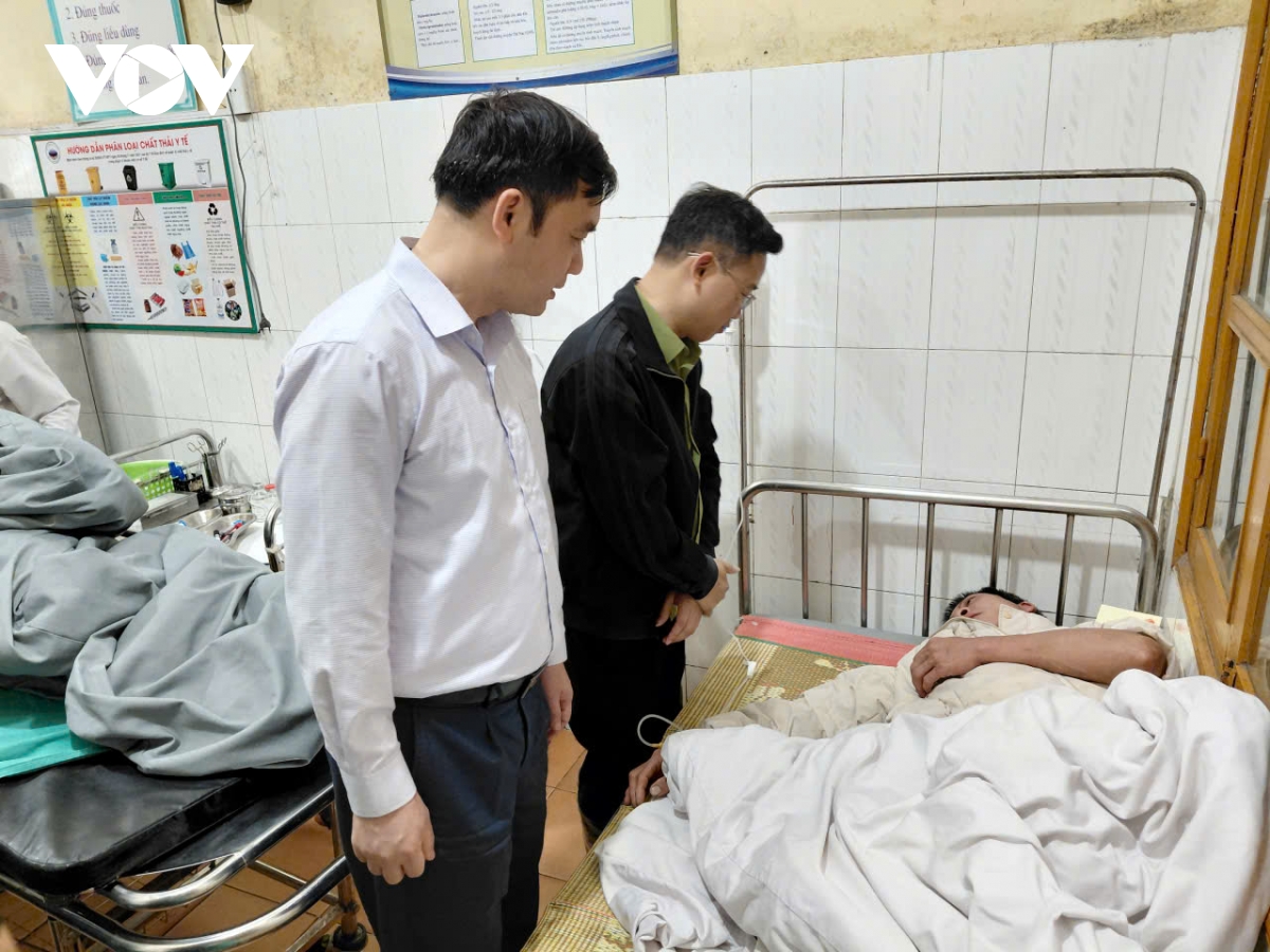 mua da lon bat ngo trut xuong lao cai, lam 4 nguoi bi thuong hinh anh 5