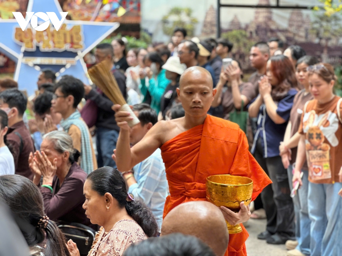 Dong bao khmer don tet chol chnam thmay giua long do thi hinh anh 6