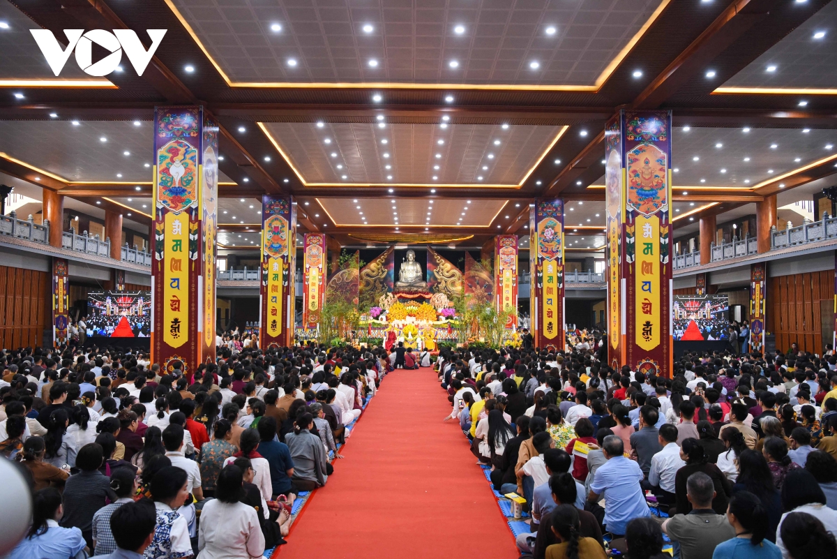bien nguoi do ve bac ninh nghe hoang ton vairochana rinpoche tai chua hung phuc hinh anh 1