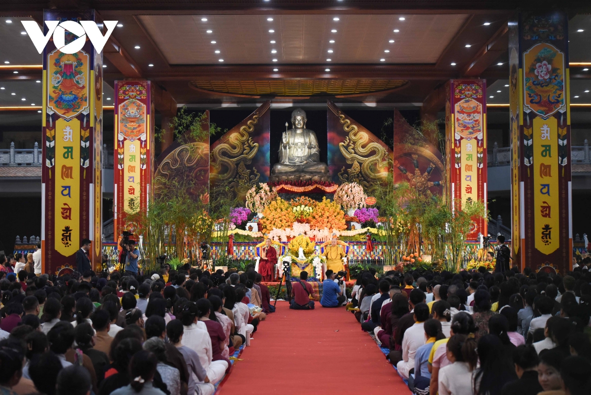 bien nguoi do ve bac ninh nghe hoang ton vairochana rinpoche tai chua hung phuc hinh anh 2