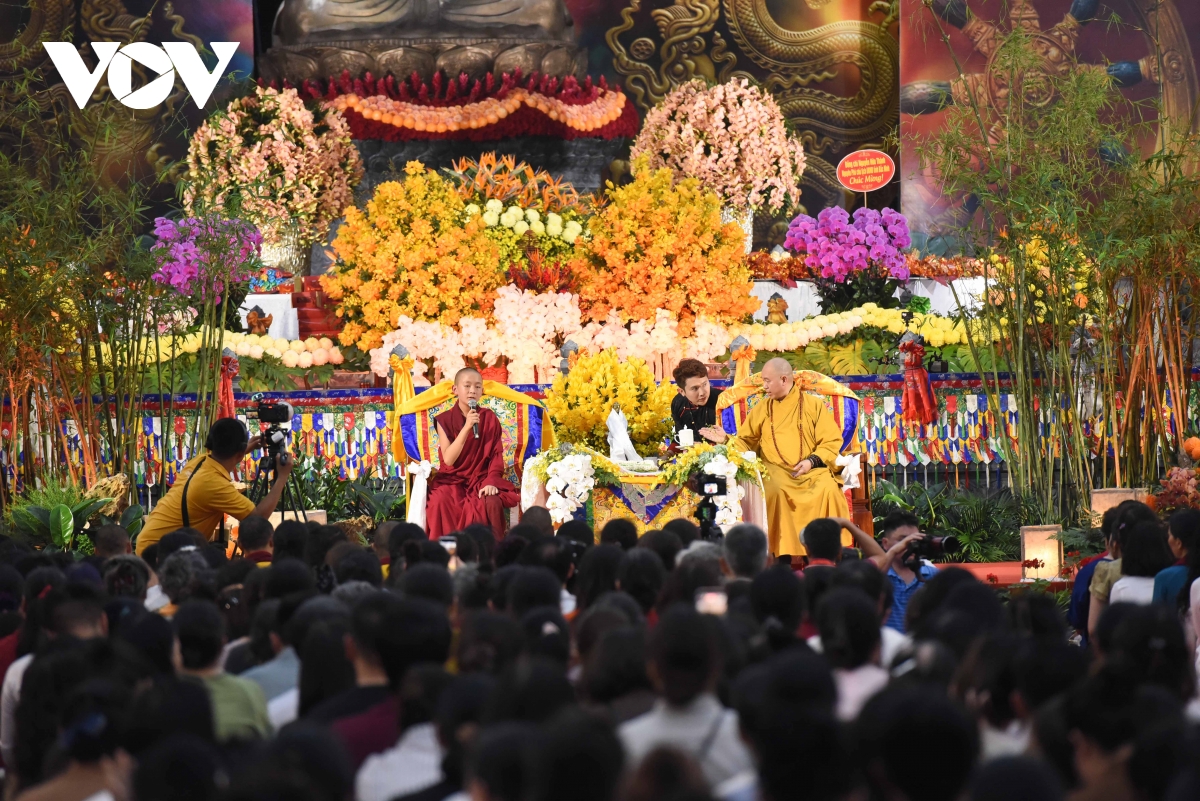 bien nguoi do ve bac ninh nghe hoang ton vairochana rinpoche tai chua hung phuc hinh anh 6