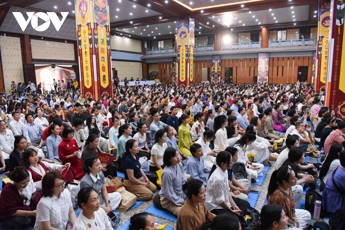 bien nguoi do ve bac ninh nghe hoang ton vairochana rinpoche tai chua hung phuc hinh anh 8