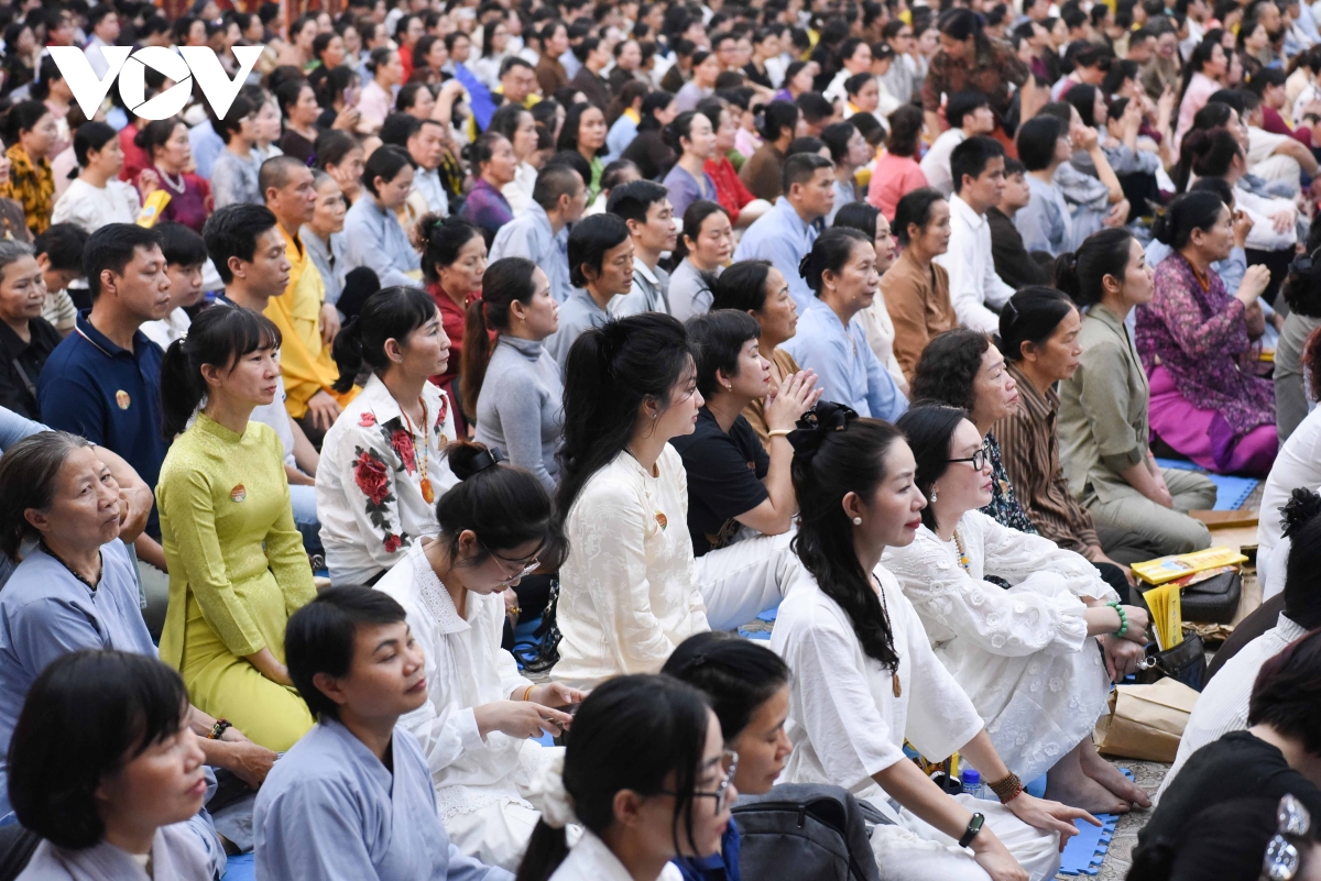 bien nguoi do ve bac ninh nghe hoang ton vairochana rinpoche tai chua hung phuc hinh anh 9