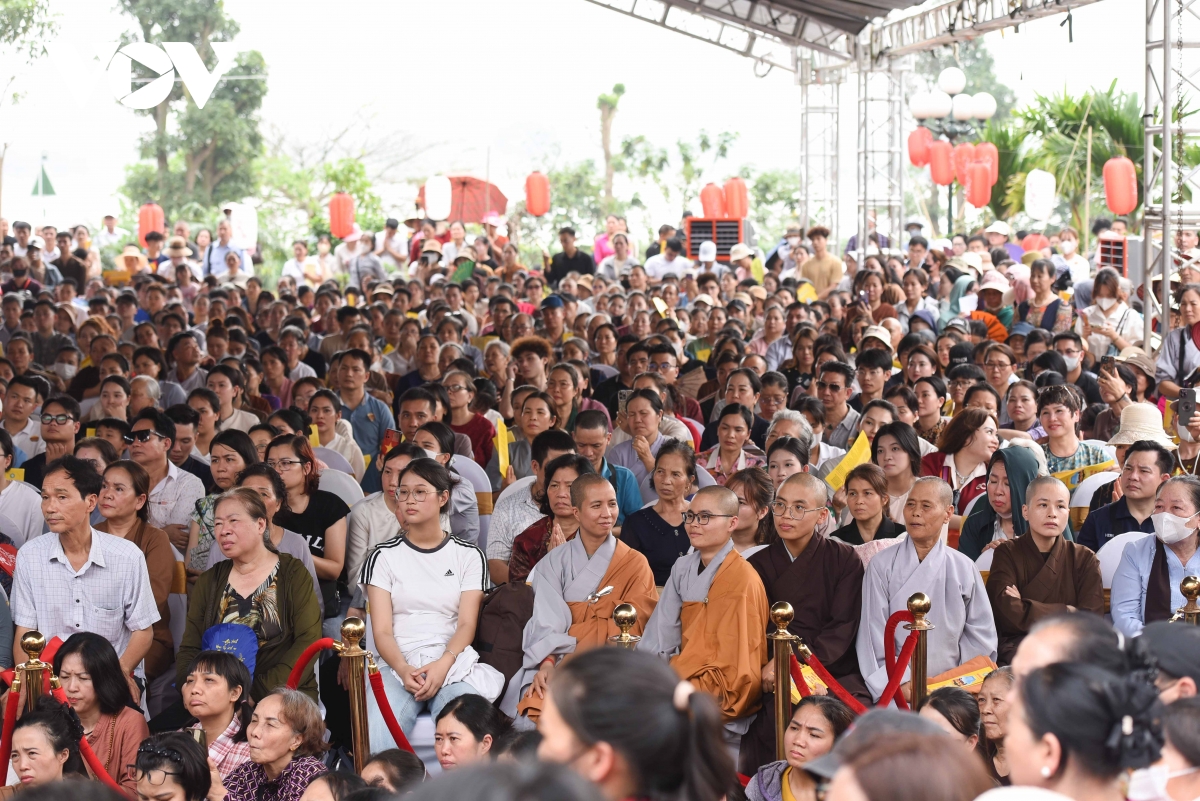 bien nguoi do ve bac ninh nghe hoang ton vairochana rinpoche tai chua hung phuc hinh anh 11