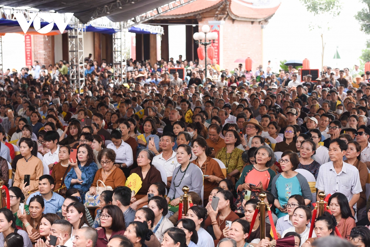 bien nguoi do ve bac ninh nghe hoang ton vairochana rinpoche tai chua hung phuc hinh anh 12